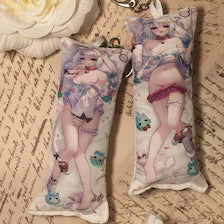 Vtuber Mini Dakimakura Pillow Keychain, 4 × 12 cm Plush Pillow Charm, Double-Sided Character Art Bag Accessory, Gift for Anime Fans